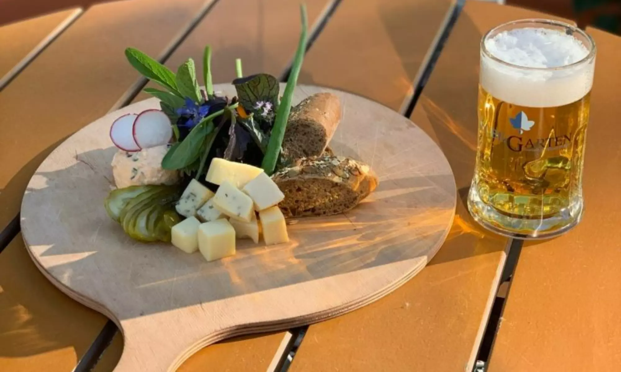 Genieße ein 2-Gänge-ElbeGarten-Menü mit Blick auf die Elbe