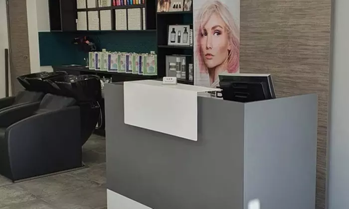 Sesión de peluquería con corte y opción a color para 1 persona