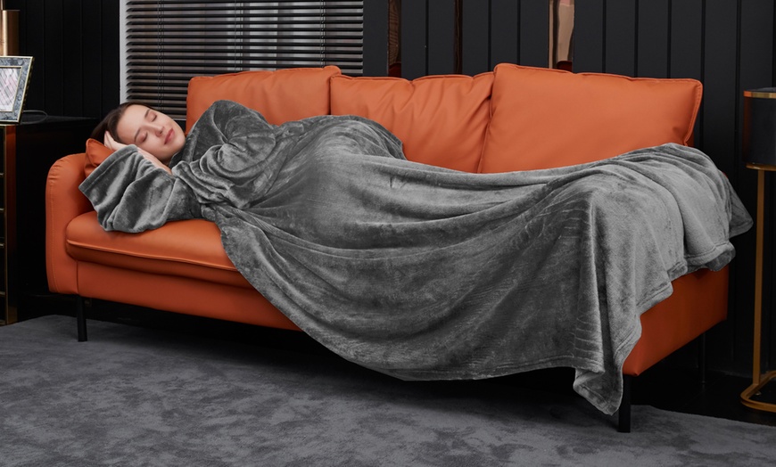 Image 4: Unisex Oversized Snuggle TV Blanket with Foot Pouch