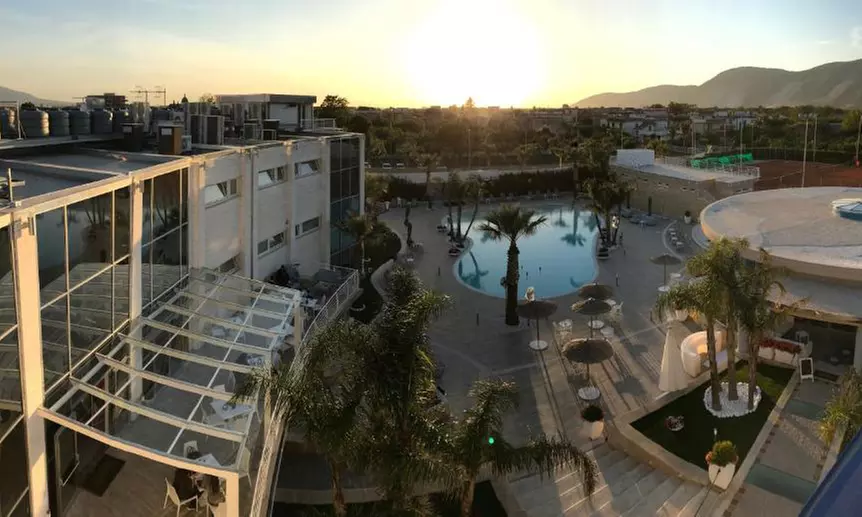 Napoli 5*: camera doppia con mezza pensione e Spa per 2 persone