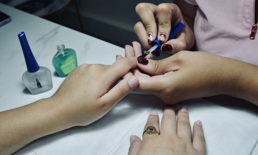 Image 7: Manicura y pedicura semipermanente o puesta de uñas acrílicas