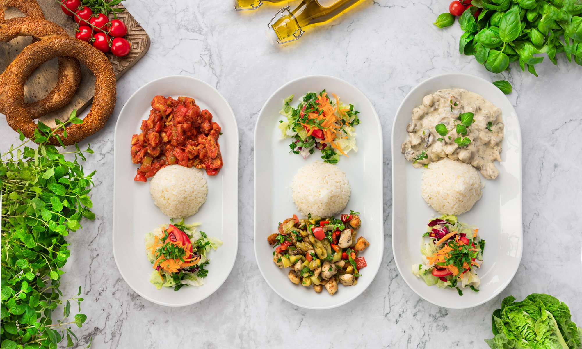 Köstliches Chicken-Menü mit Reis, Salat und Dessert für 1-4 Personen