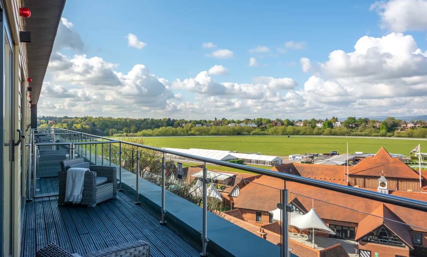 Image 3: Chester: Penthouse Apartment Stay Overlooking the Racecourse! 