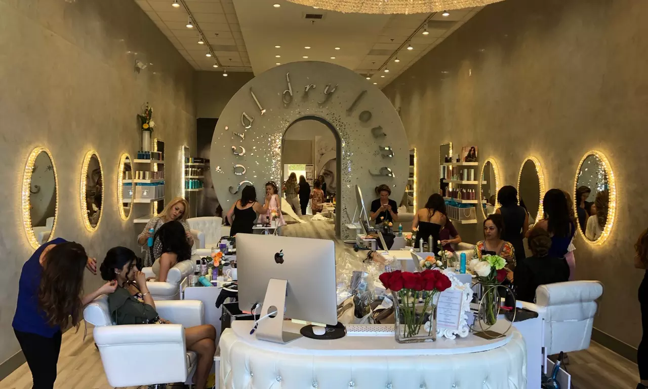 Up to 15% Off on Salon - Hair Conditioning Treatment at Social Dry Lounge La Paz - Second Medium