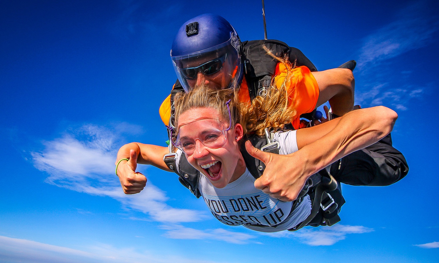 Saut en tandem au-dessus des massifs alpins