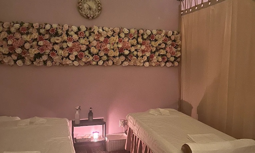 Image 5: Swedish / Deep Tissue Massage with Hot Stones, Eye Mask & Aromatherapy