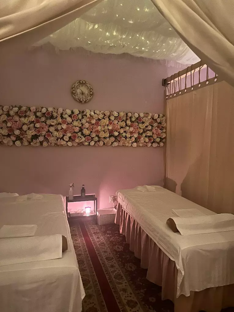 Swedish / Deep Tissue Massage with Hot Stones, Eye Mask & Aromatherapy