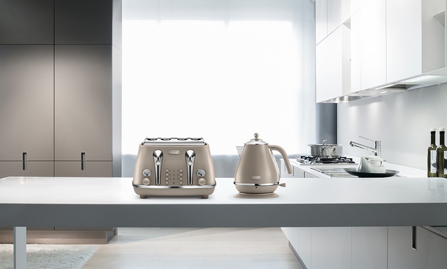 Image 3: DeLonghi Kettle and Toaster Set