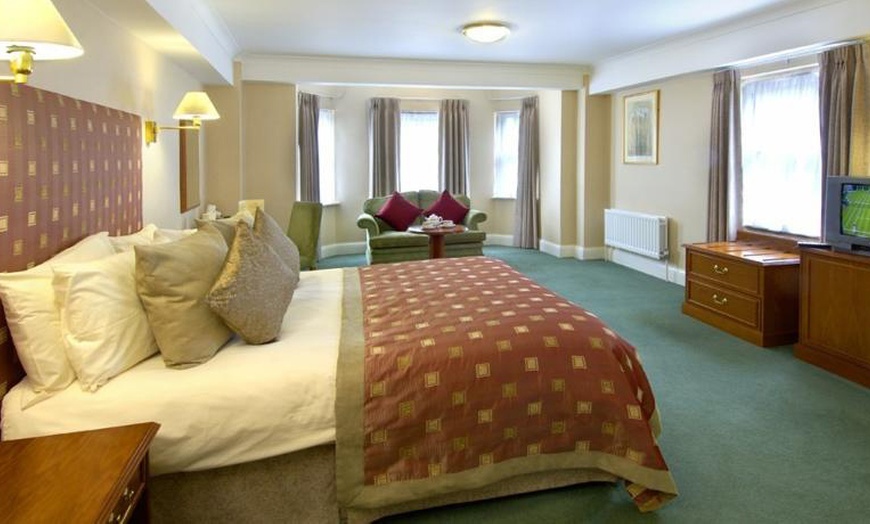 Image 3: 2-Night Stay with Dinner in Bournemouth 
