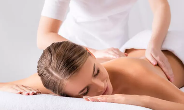 Masaje o ritual relajante con aceites esenciales de 45 o 60 minutos en la estética Serrano 230 - Primary Image