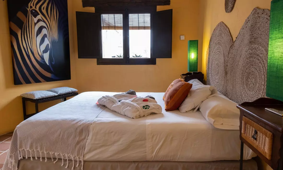 Relax en Guadalajara: Noche de Hotel Rural con Acceso a Spa en Hita
