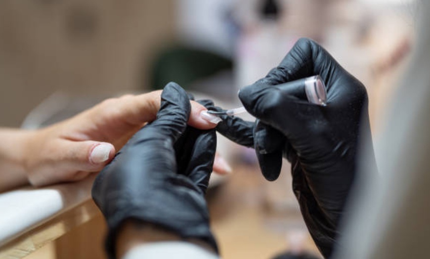 Image 14: Sesión de manicura o pedicura con esmaltado normal o semipermanente