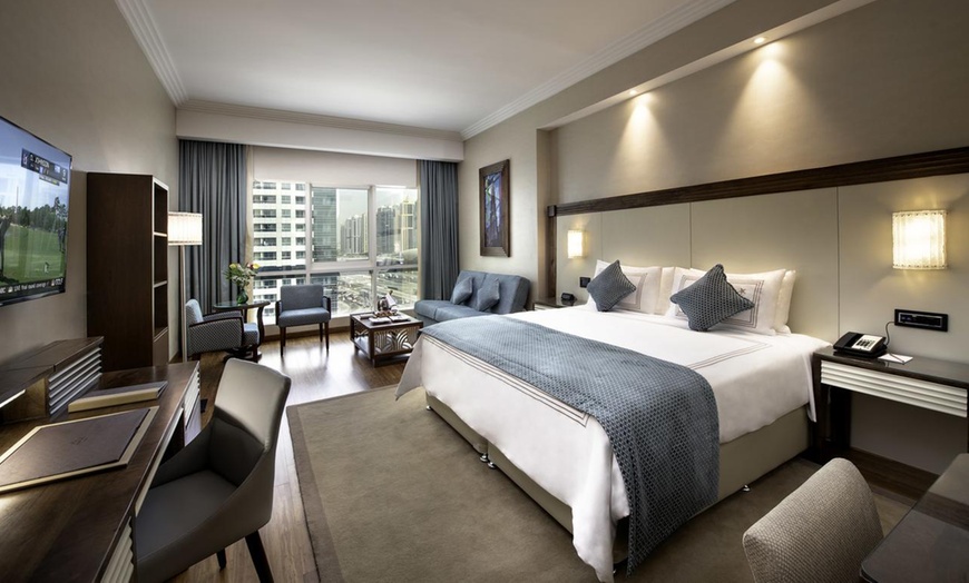 Image 5: Dubai: One-Night 5* Stay with Breakfast