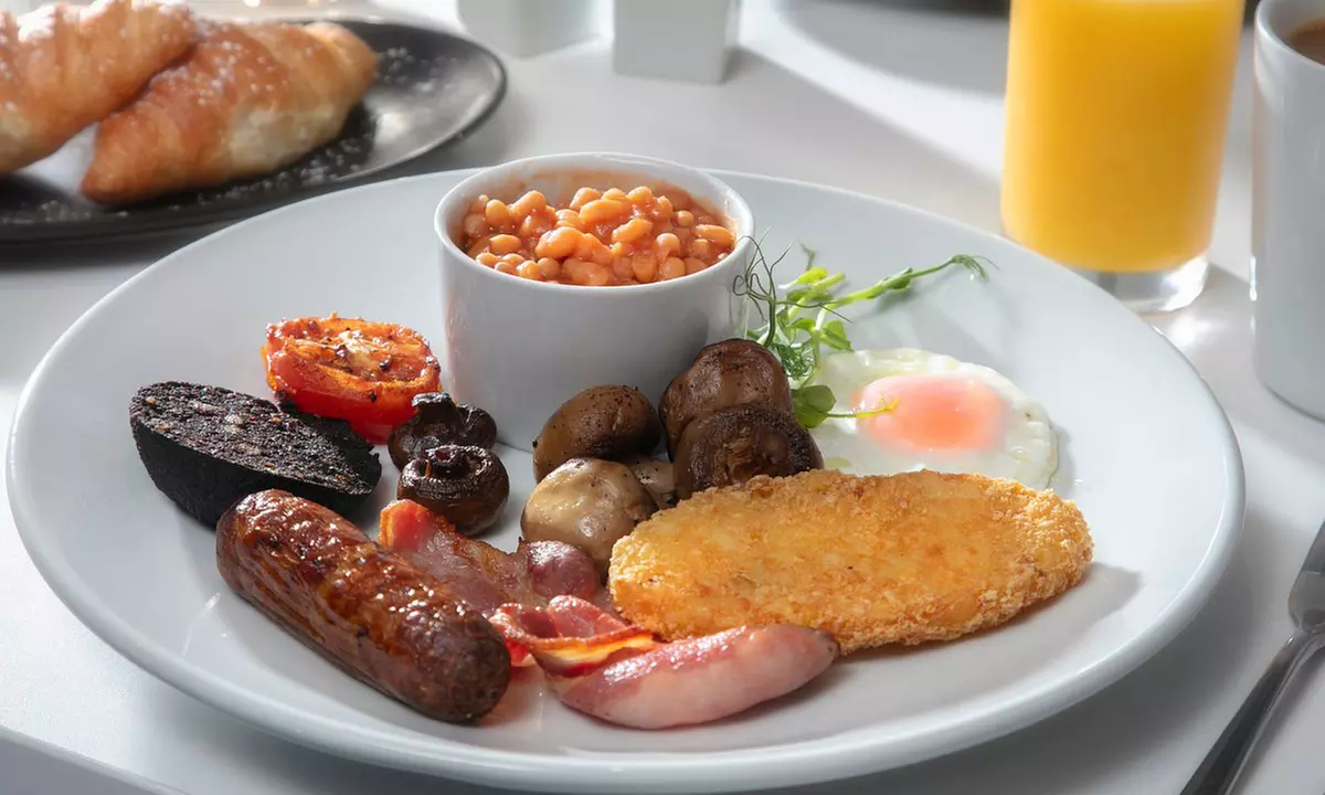 Glamorgan, South Wales: 1 Night Spa Break for 2 Food & Treatments!