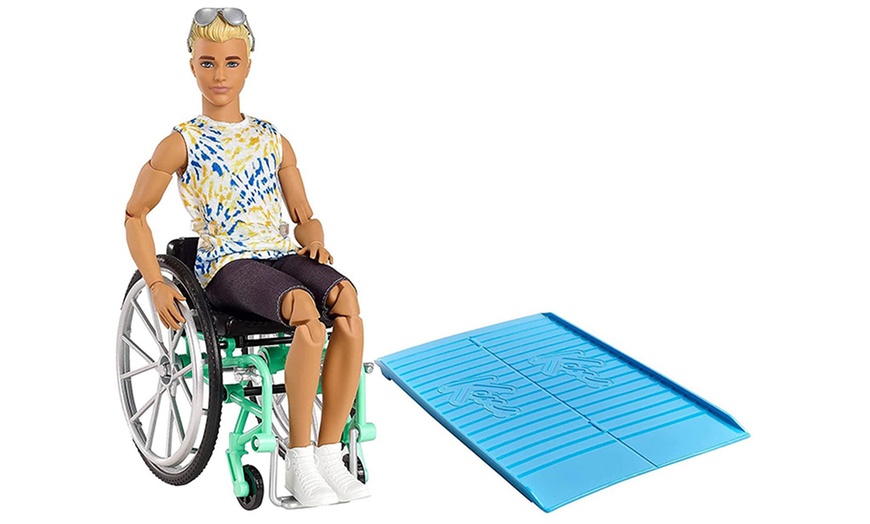 Image 8: Poupée Barbie Ken footballeur ou Ken en fauteuil roulant