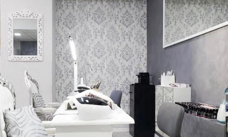 Una o 3 cerette parziali o totali, da Esdra Nails And Beauty, Milano Corso San Gottardo (sconto fino a 80%)