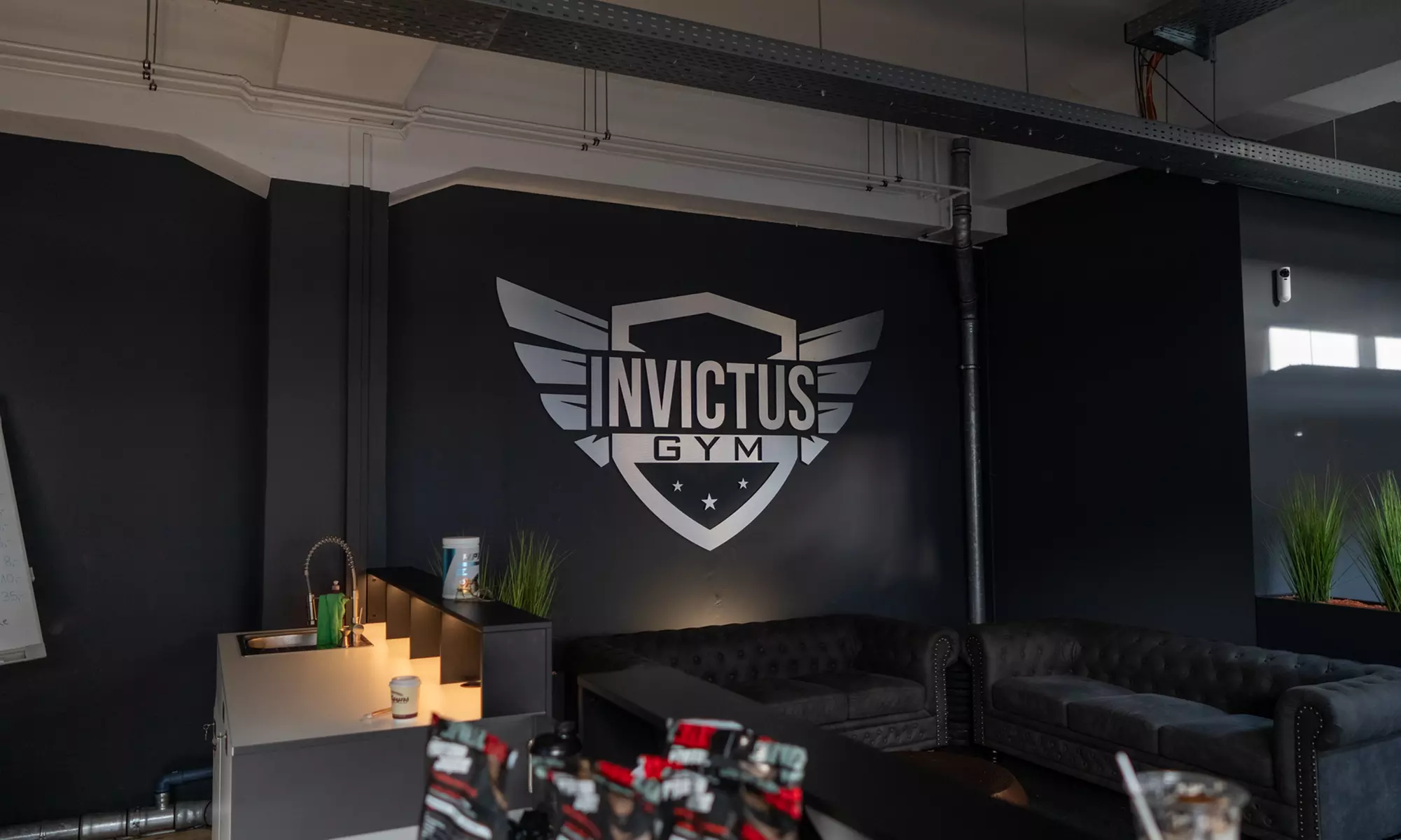 Premium-Fitness im Invictus Gym inkl. Solarium & Getränke-Flatrate
