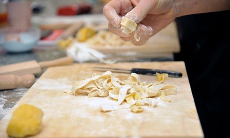 Corso di cucina base o advanced a scelta all'associazione Casa Scarica Cooking Class (sconto fino a 56%)