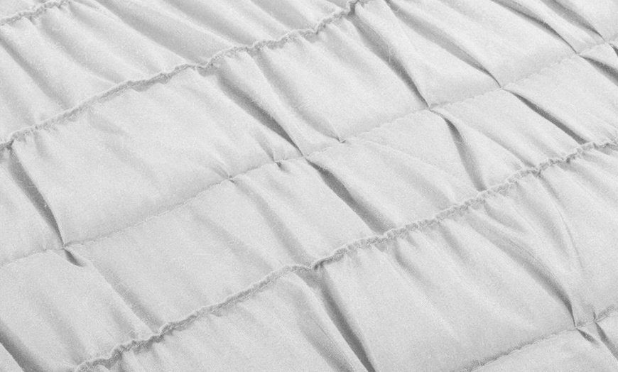 Image 23: Victorian-Style Duvet Cover Set