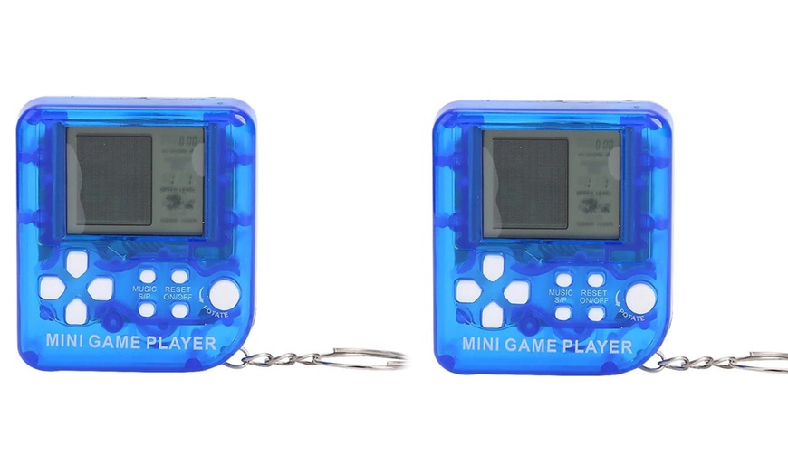 Image 5: Retro-Style Game Keychain