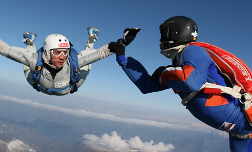 Image 4: Saut en parachute en tandem