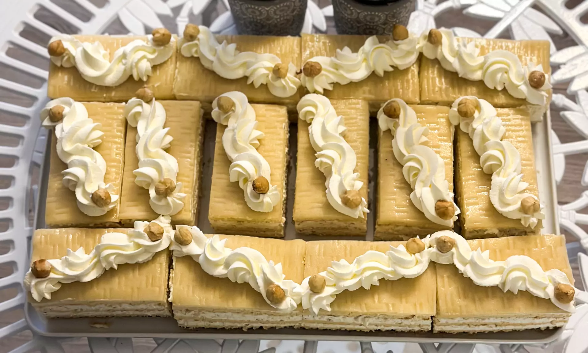 Hausgemachte Torte & Heißgetränk für 1 - 8 Personen