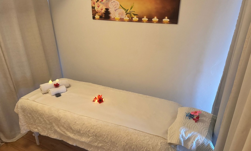 Image 2: Massage californien ou massage aux huiles chaudes d’1h chez Soazen