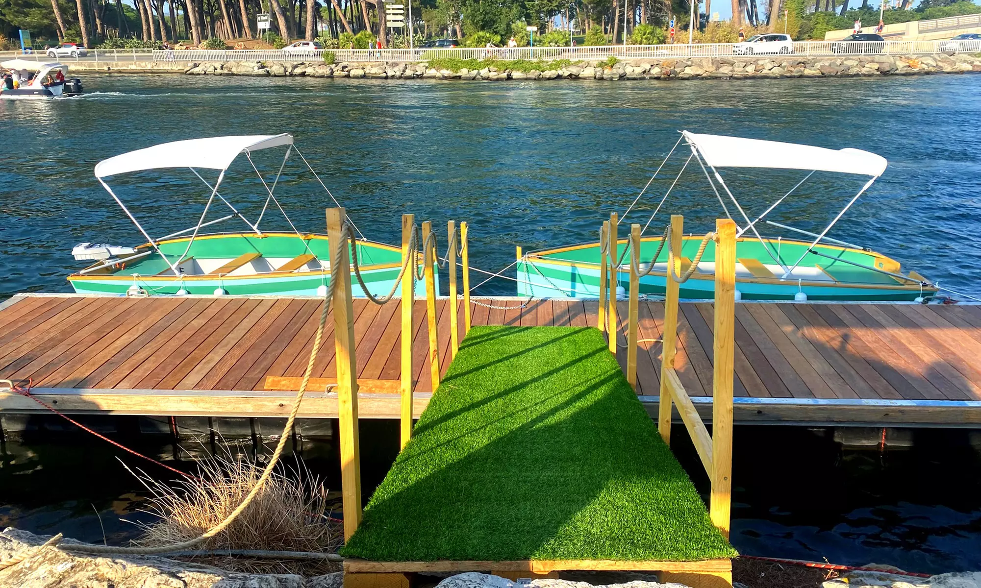 Location bateau électrique sans permis de 30 min jusqu'à 5 pers. avec Electric Boat Mandelieu (20% de réduction) - Primary Image