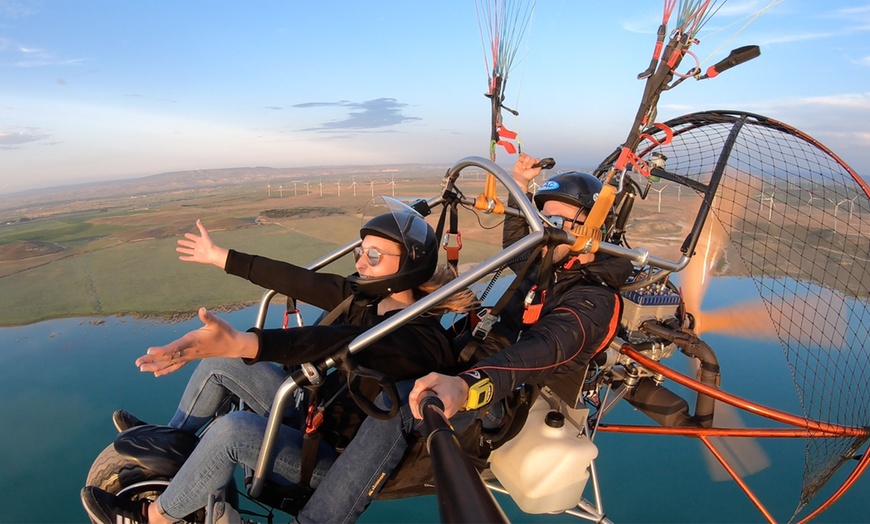 Image 3: Vuelo en parapente por el pantano de La Loteta con Cierzo Flight Co