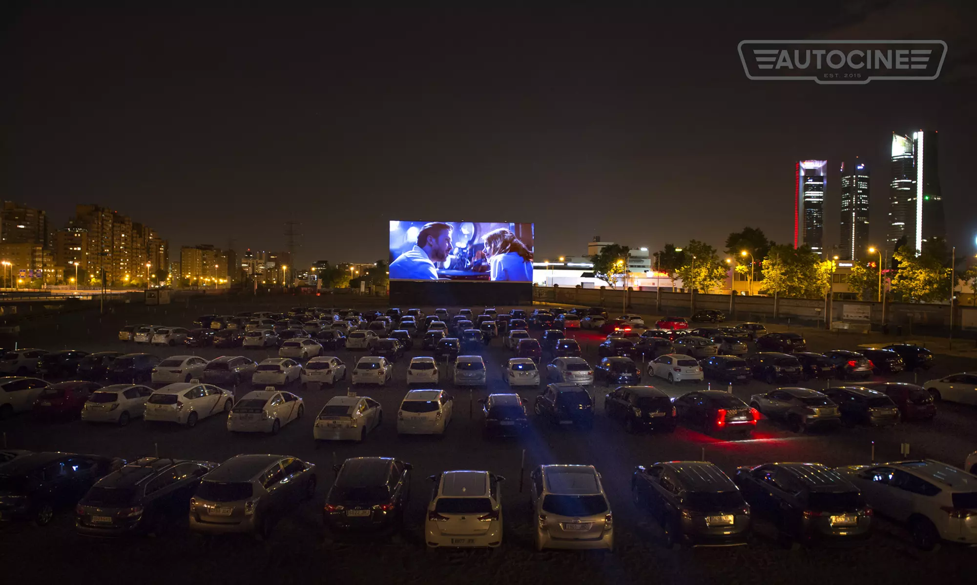 Plan de cine sobre ruedas: entrada para niño o adulto con opción a palomitas y bebidas o menú en Autocine Madrid - Primary Image