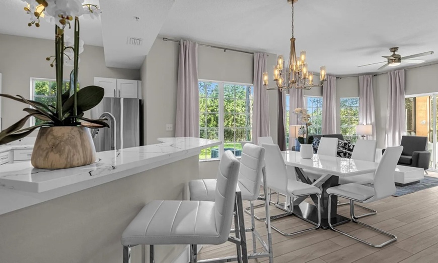 Image 5: Family Suites Hotel in Orlando near Theme Parks with Shuttle & Pool