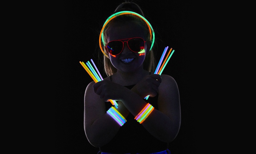 Image 3: 100 Glow Sticks with Connectors