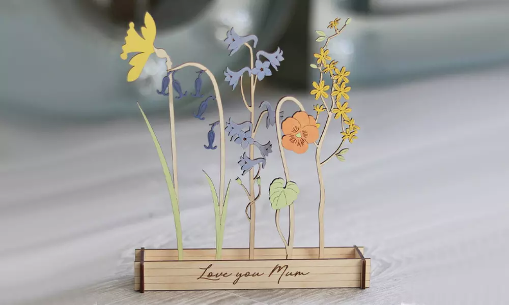 Holzkiste mit Geburtsblumen und Namen