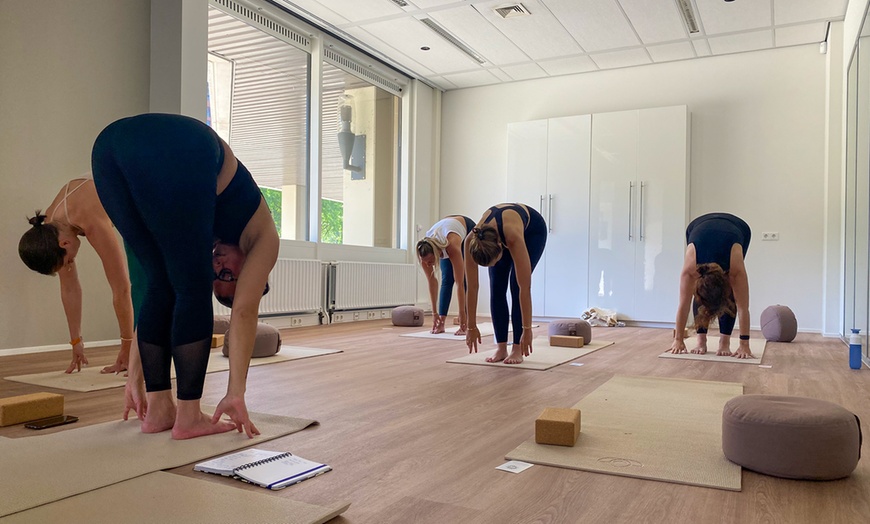 Image 4: Vind innerlijke rust en kracht met ontspannende yoga- en ademsessies