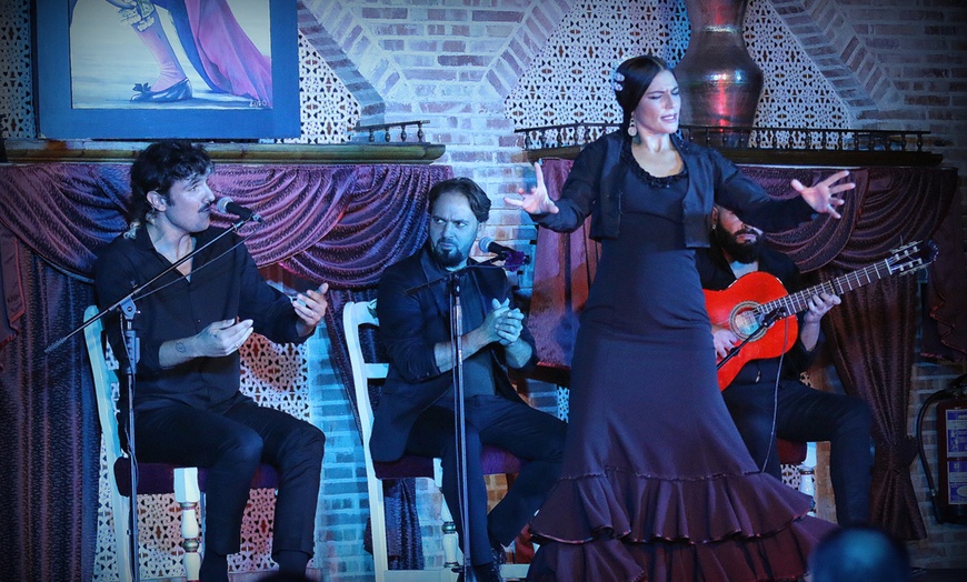 Image 2: Espectáculo flamenco con menú "Premium"