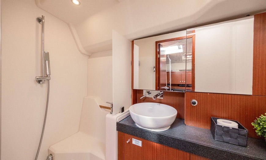 Image 19: Paseo de 2 horas en velero con bebida y picoteo para 1 o 2 personas