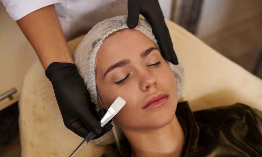 Image 2: Glow with One, Two or Three 45-Minute Hydration & Deep Cleaning Facial