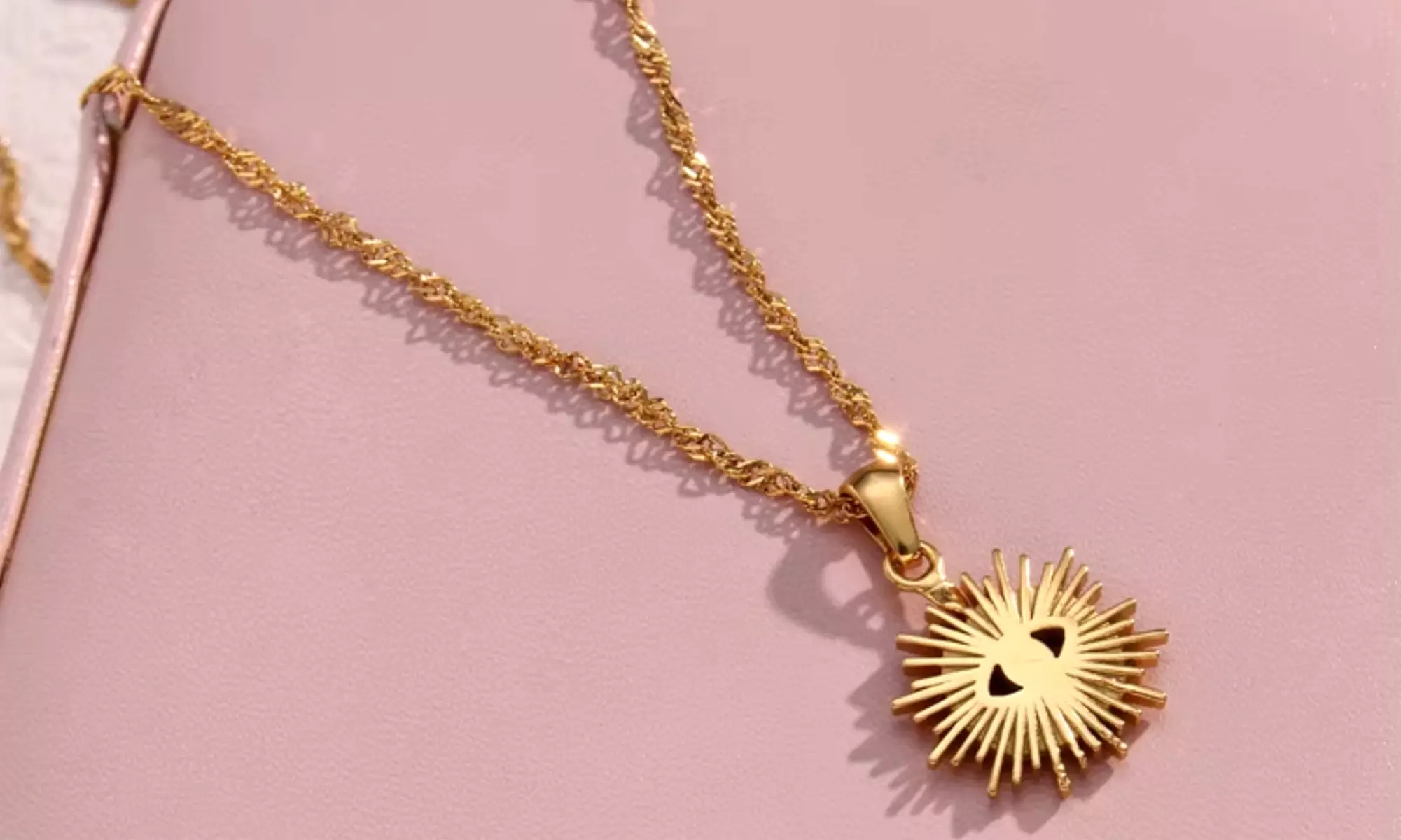 Collier doré soleil et œil