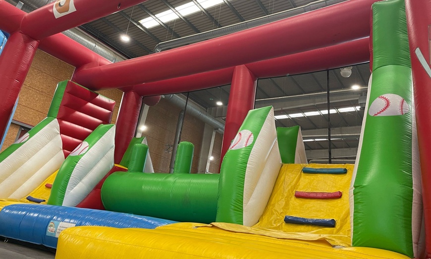 Image 14: Entrada al circuito de hinchables Crazy Warriors con opción de comida