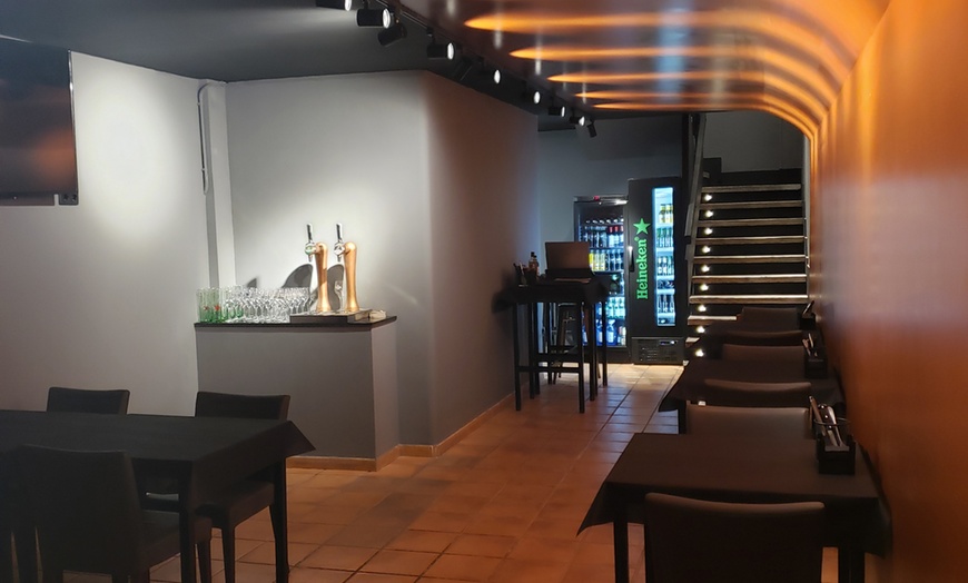 Image 2: 2 o 4 pizzas para llevar o consumir en el local, con opción a bebidas