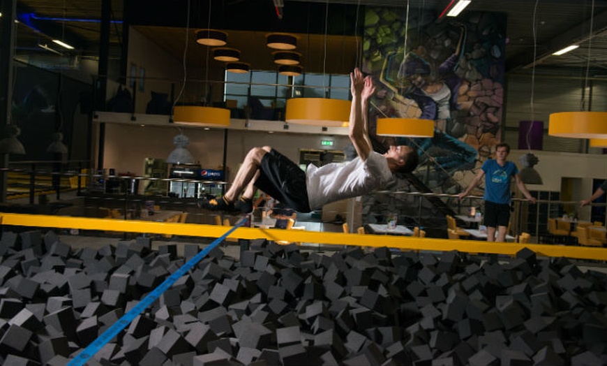 Image 2: 1 uur jumpen op trampolines