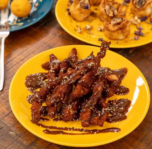 Menú venezolano con arepas, entrantes y pizza frita con helado