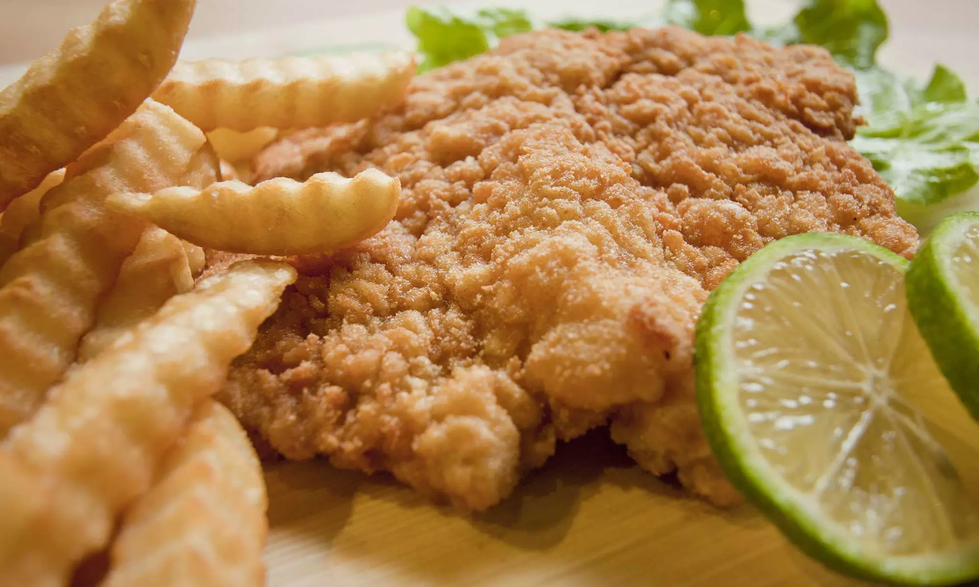 Schnitzel nach Wahl inkl. Pommes / Bratkartoffel und Beilagensalat für 1, 2 oder 4 Personen (bis zu42% sparen) - Primary Image