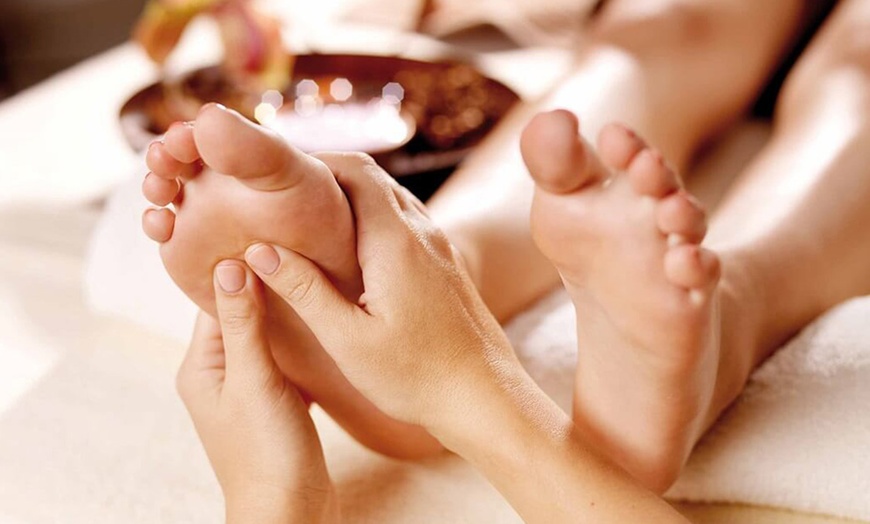 Image 10: Masajes de 60 y 90 minutos para una persona o en pareja