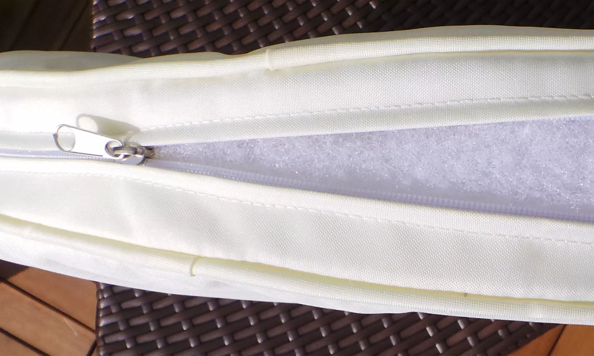 Rotan eiland tuinmeubelset met parasol in kleur naar keuze