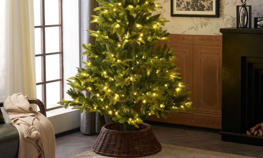 Image 21: Pre-Lit Christmas Tree