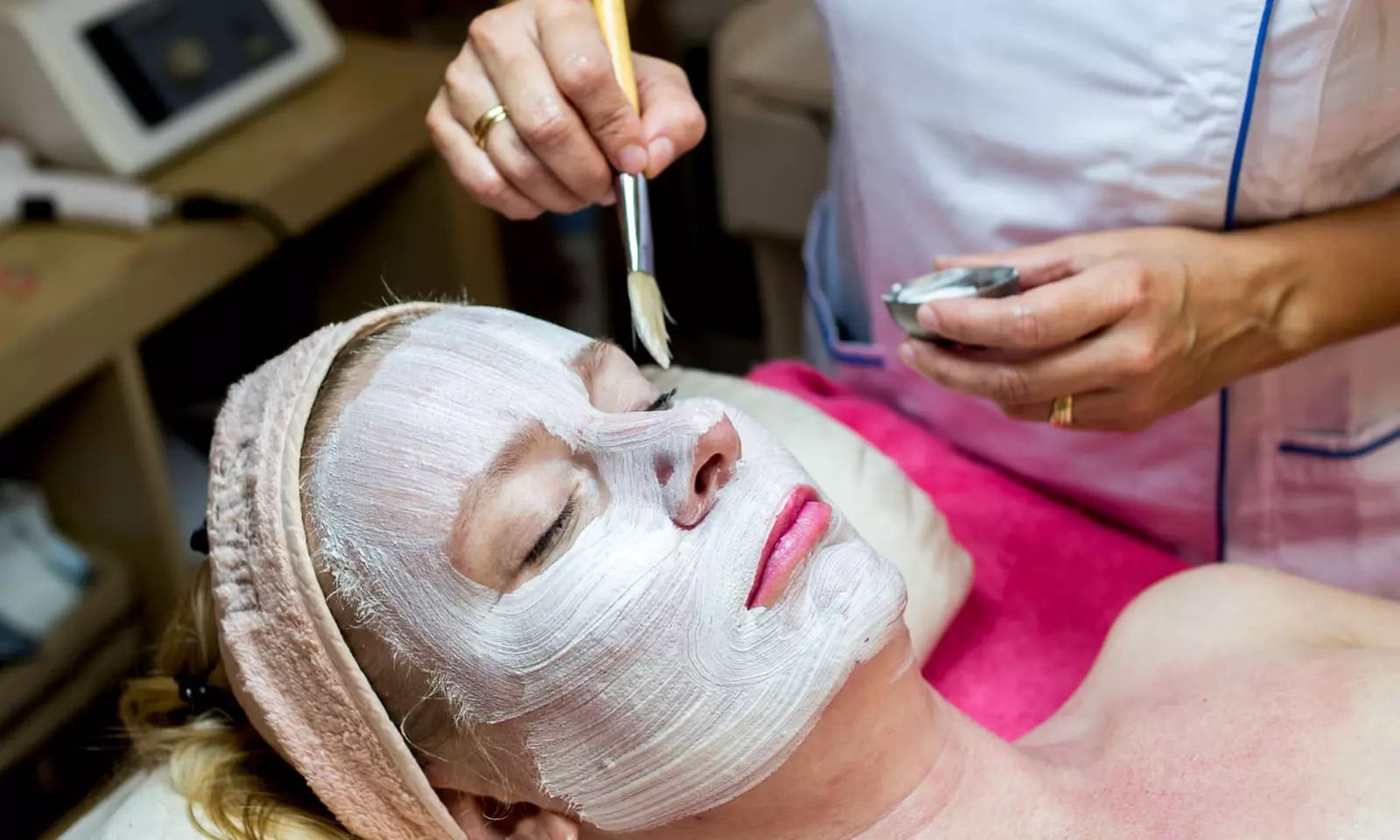 Limpieza facial con microdermoabrasión, peeling, masaje y crioterapia