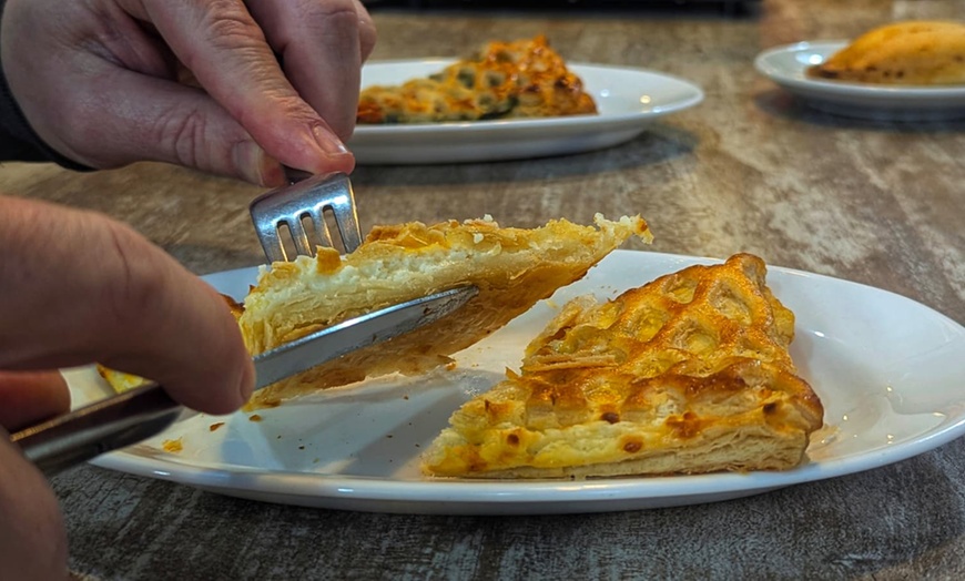Image 8: Menú de brunch o merienda con platos salados, dulces, cafés y zumos
