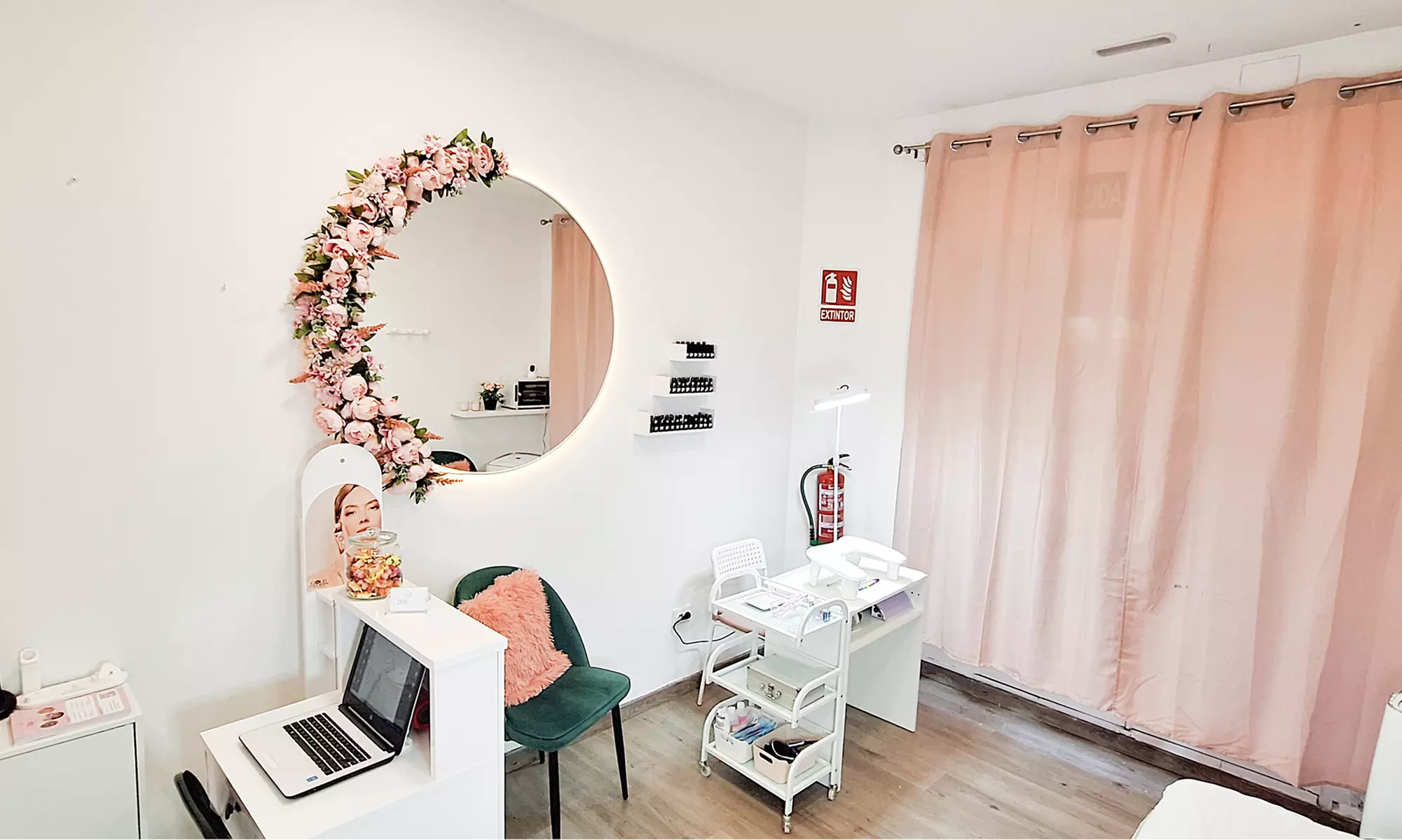 Lifting y tinte de pestañas con opción a depilación y laminado de cejas para 1 persona, con hasta un 64% de descuento - Second Medium