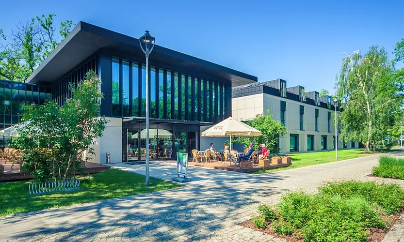 Konstancin-Jeziorna: pobyt blisko Warszawy, wyżywienie BB lub HB, basen, jacuzzi, sauny i tężnia w Eva Park Life & Spa - Primary Image